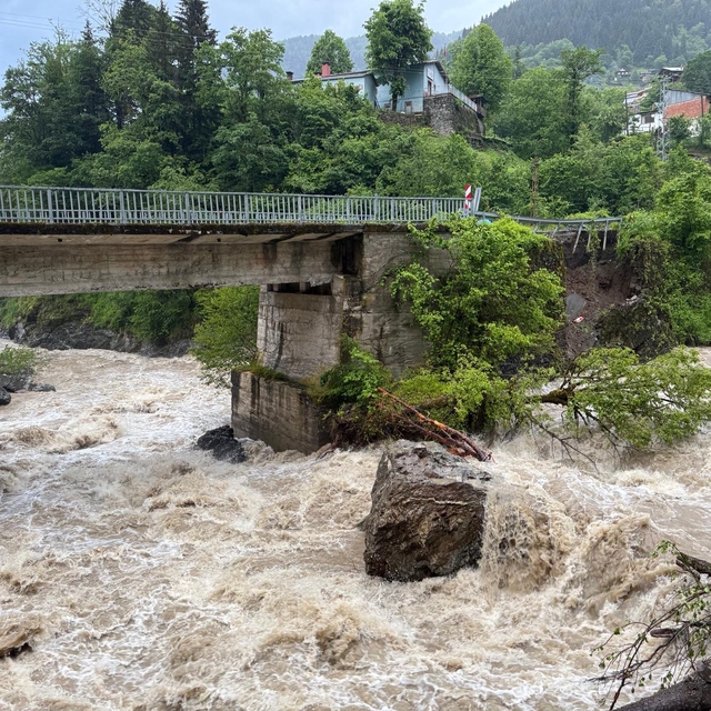 Artvin'de sağanak; dere taştı