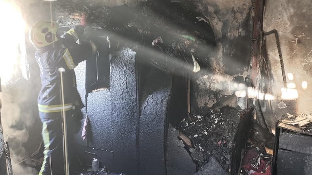 Denizli'de 4 katlı apartmanın çatısında çıkan yangında ev kullanılamaz hale geldi