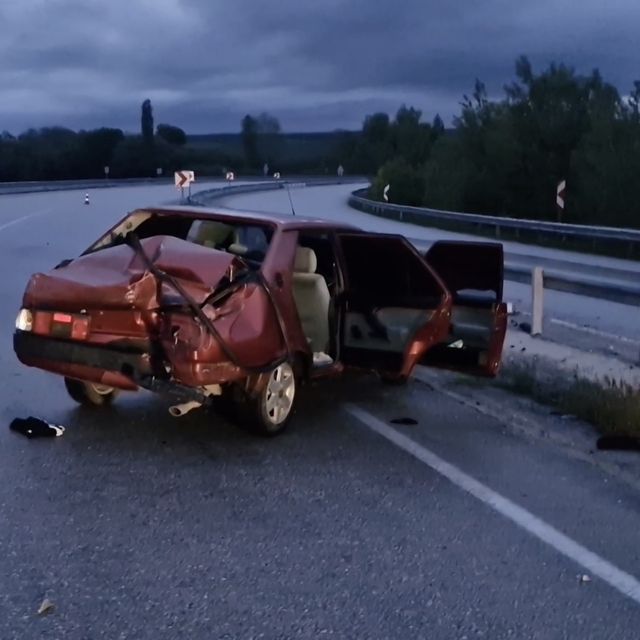 Çorum'da otomobil bariyerlere çarptı: 2 yaralı