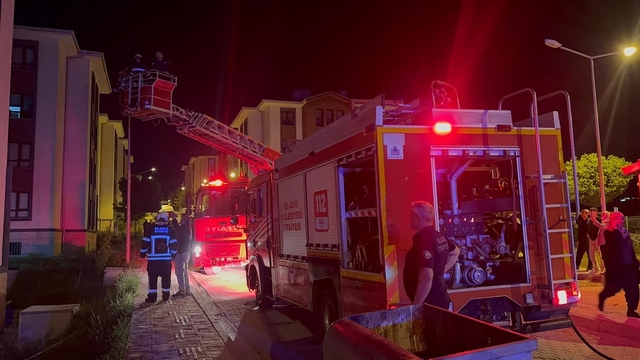 Elazığ'da korkutan yangın: 1'i hamile 4 kişi dumandan etkilendi