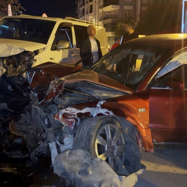 Alkollü sürücü 4 araca birden çarptı: 2 yaralı