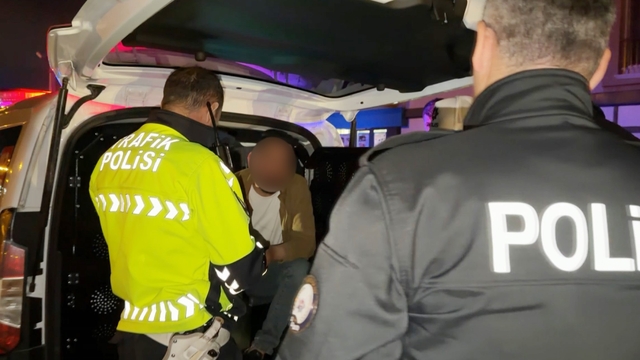 Alkol alıp kaza yaptı, her şeyi unuttu ama eşini unutmadı
Polislerden özür dileyip defalarca "Eşim beni çok merak eder" dedi