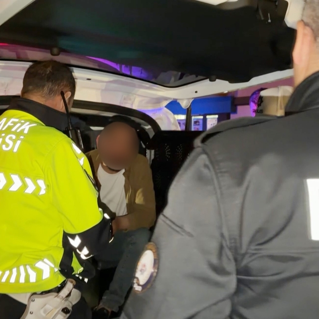 Alkol alıp kaza yaptı, her şeyi unuttu ama eşini unutmadı
Polislerden özür...