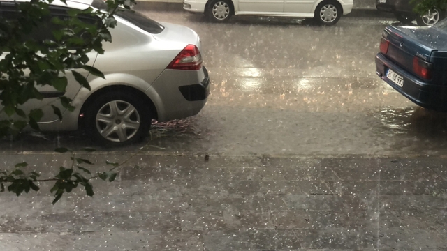 Erzincan'da dolu ve heyelan ulaşımı olumsuz etkiledi