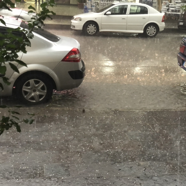 Erzincan'da dolu ve heyelan ulaşımı olumsuz etkiledi