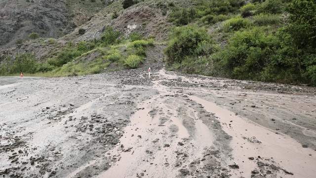 Erzincan-Kemah yolunda heyelan