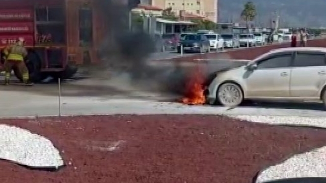 Hatay'da seyir halinde olan otomobil alevlere teslim oldu