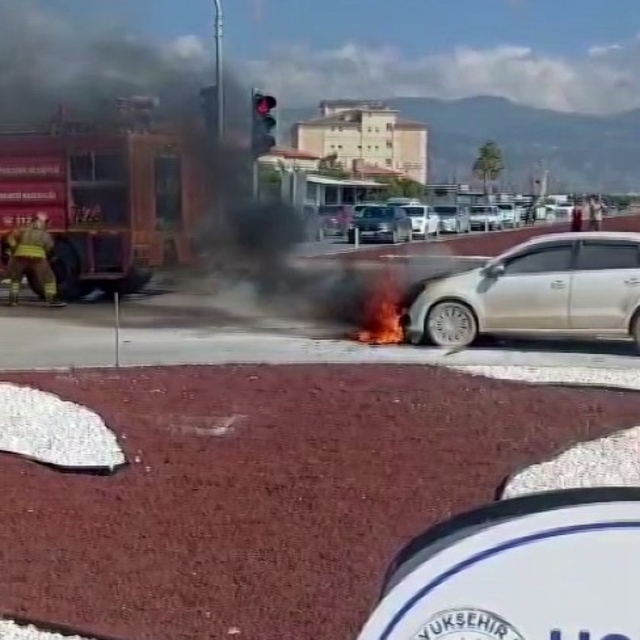 Hatay'da seyir halinde olan otomobil alevlere teslim oldu