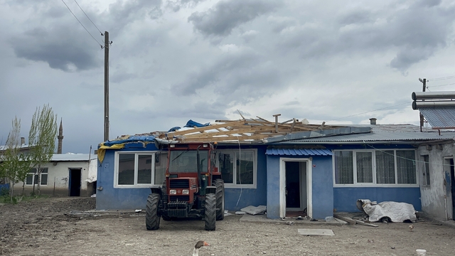 Kars'ta fırtına hayatı olumsuz etkiledi: Çatılar uçtu, güneş panelleri savruldu