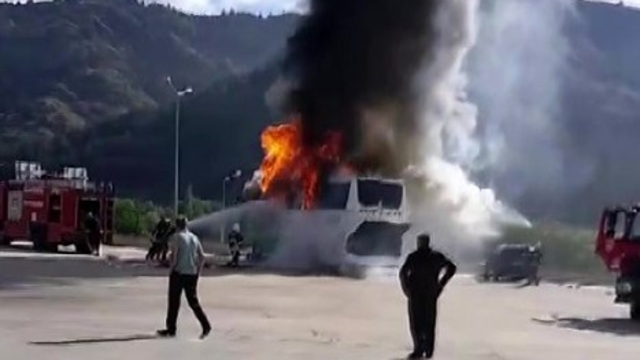 Amasya'da otobüs terminalinde park halindeki yolcu otobüsü yandı