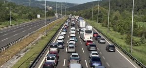 Tatilcilerin dönüşü sürüyor: Bolu geçişinde uzun araç kuyrukları
