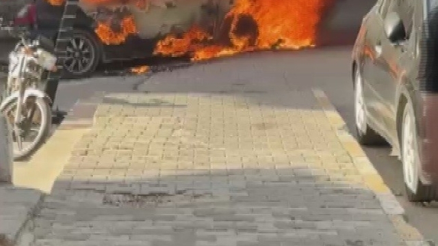 Hatay'da park halindeki otomobil alevler içinde yandı