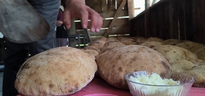 Uzundere'de doğal ekmek mesaisi: Taleplere yetişemiyorlar