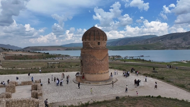 12 bin yıllık geçmişe sahip Hasankeyf'te bayram yoğunluğu