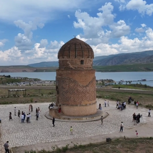 12 bin yıllık geçmişe sahip Hasankeyf'te bayram yoğunluğu
