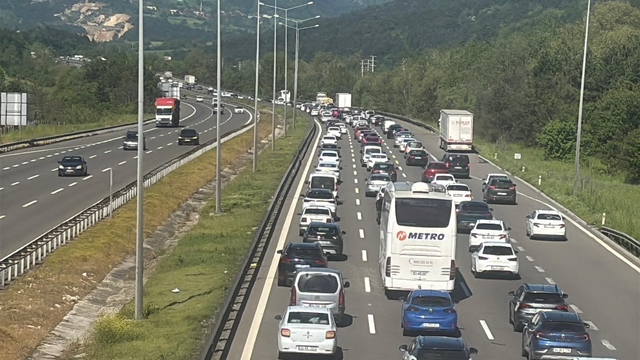 Anadolu Otoyolu'nun Bolu geçişinde trafik yoğunluğu