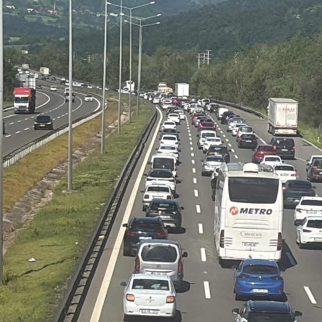 Anadolu Otoyolu'nun Bolu geçişinde trafik yoğunluğu