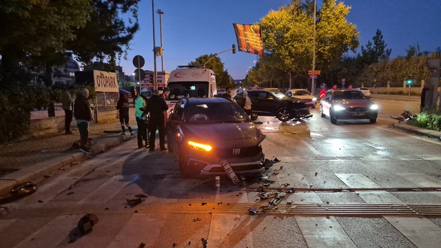 Eskişehir'de kavşakta iki otomobil çarpıştı: 2 yaralı