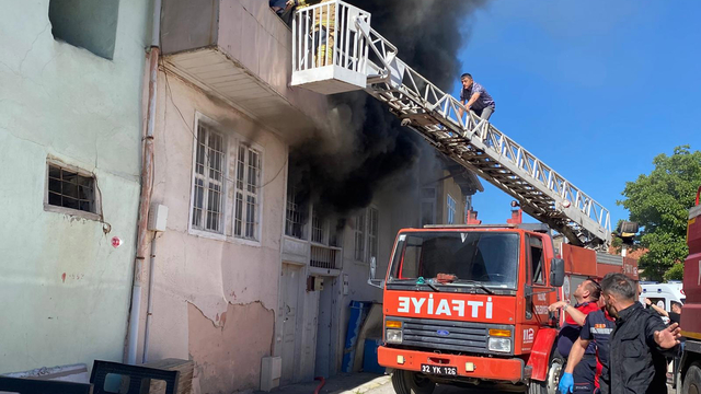 Evde çıkan yangından, pencereye uzatılan merdivenle kurtarıldılar