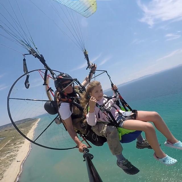Saros'un güzelliklerini paramotorla keşfediyorlar