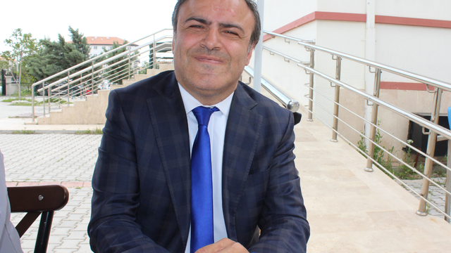 Doğuştan bedensel engelli Hanifi, azmiyle müdürlüğü kadar yükseldi: Engelli arkadaşlar mücadele etsinler