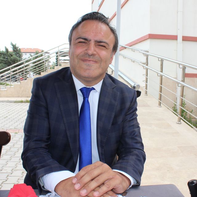 Doğuştan bedensel engelli Hanifi, azmiyle müdürlüğü kadar yükseldi: Engelli...
