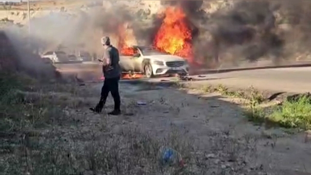 Gaziantep'te seyir halindeki lüks otomobil alev alev yandı
