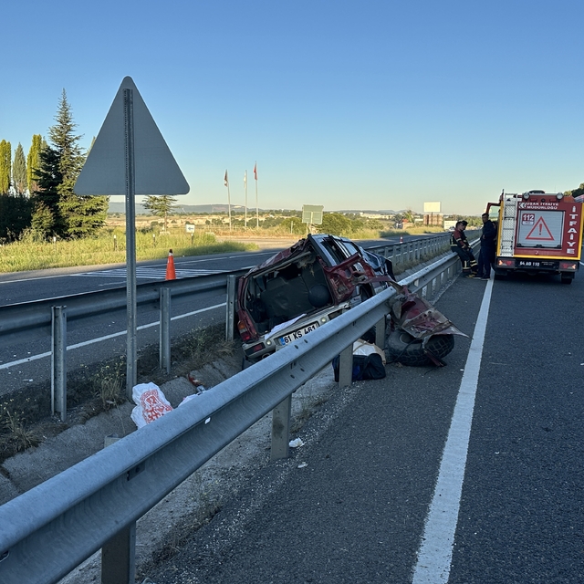 Uşak'ta feci kazada 1 kişi hayatını kaybederken, 2 kişi yaralandı