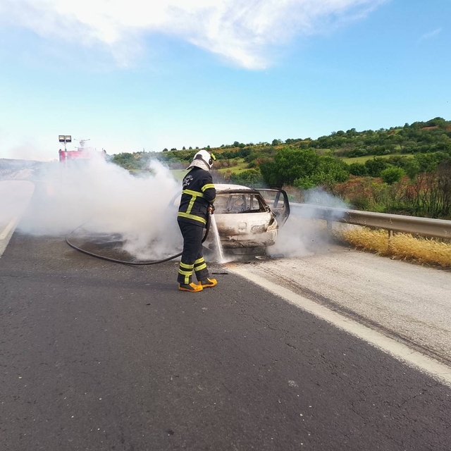 Gaziantep'te seyir halindeki otomobil yandı