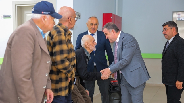Bayburt huzurevi sakinlerine bayram ziyareti