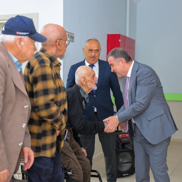 Bayburt huzurevi sakinlerine bayram ziyareti