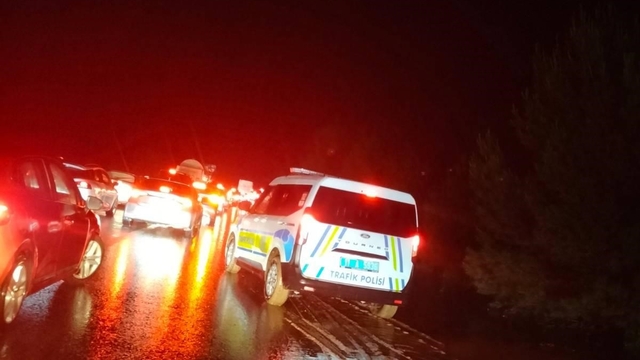Dere taşması yolu tek şeride düşürdü