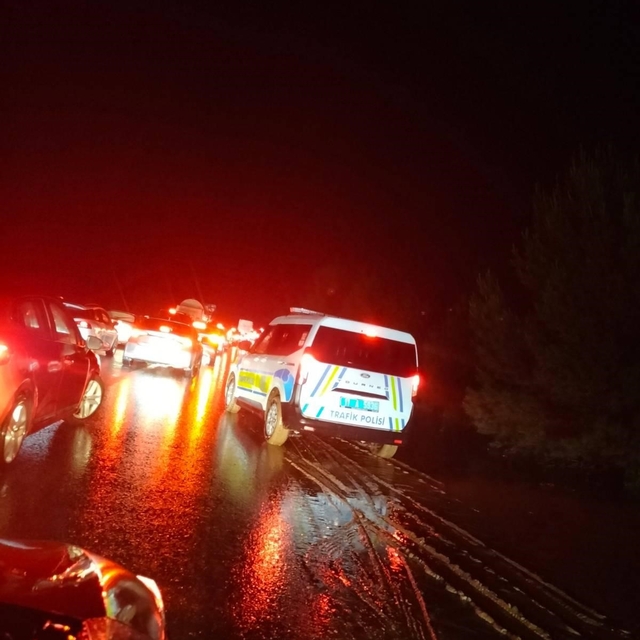 Dere taşması yolu tek şeride düşürdü