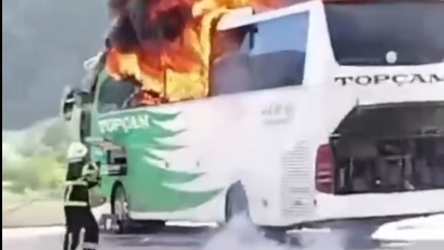 Terminalde yolcu otobüsü alev alev yandı