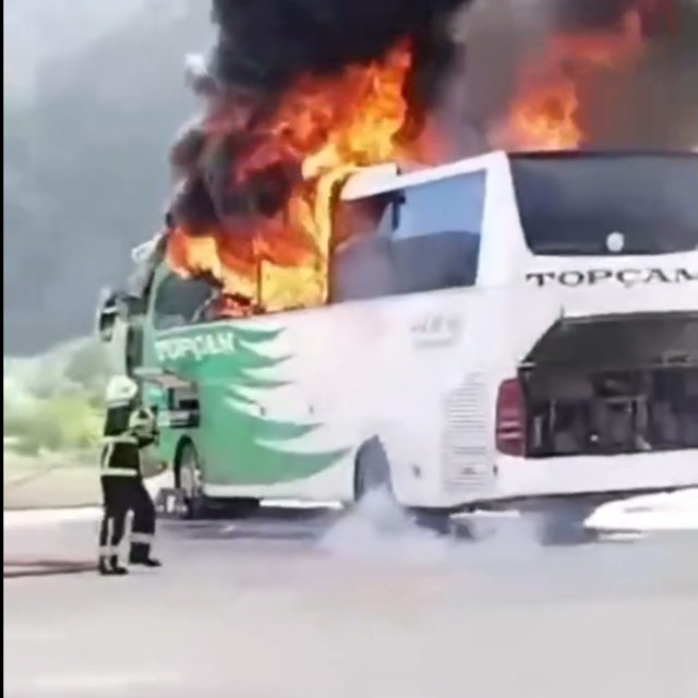 Terminalde yolcu otobüsü alev alev yandı