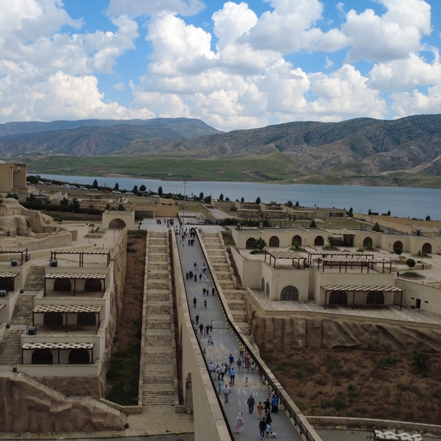 Tarihi Hasankeyf ilçesi bayram tatilinde ziyaretçilerini ağırlıyor