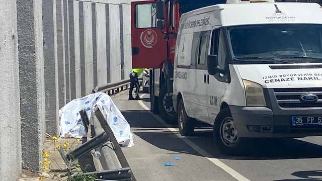 İzmir'de demir bariyere çarpan motosikletin sürücüsü hayatını kaybetti