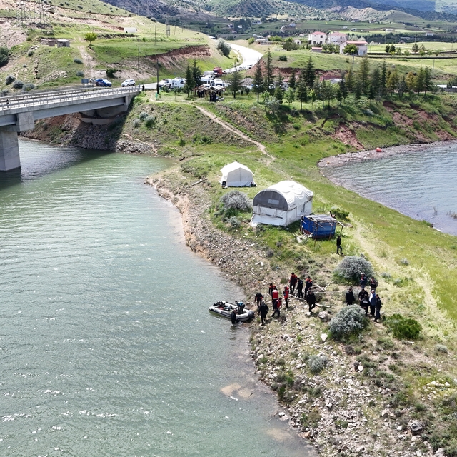 Kızılırmak'a düşen genci arama çalışması devam ediyor