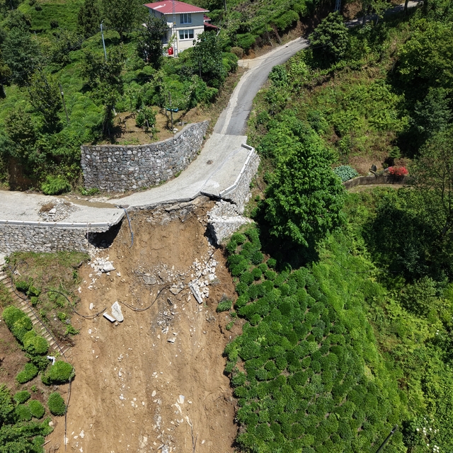 Rize'de sağanak sonrası çöken yol dronla görüntülendi