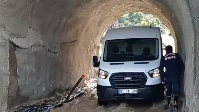 Sağanak nedeniyle minibüste mahsur kalan aile kurtarıldı