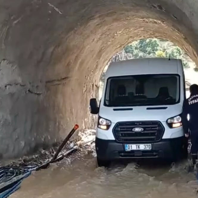 Sağanak nedeniyle minibüste mahsur kalan aile kurtarıldı