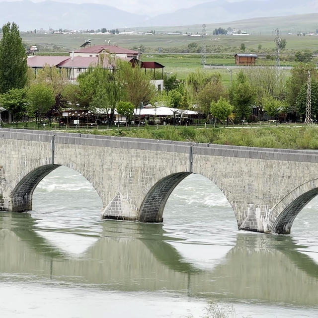 Tarihi Murat Köprüsü ve Sultan Alparslan Parkı bu bayram boş kaldı