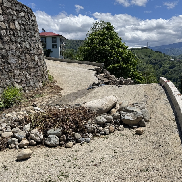 Rize'de istinat duvarının yıkılması sonucu mahalle yolu ulaşıma kapandı