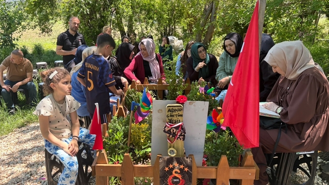 Bayramda evlatlarının mezarı başında buluştular