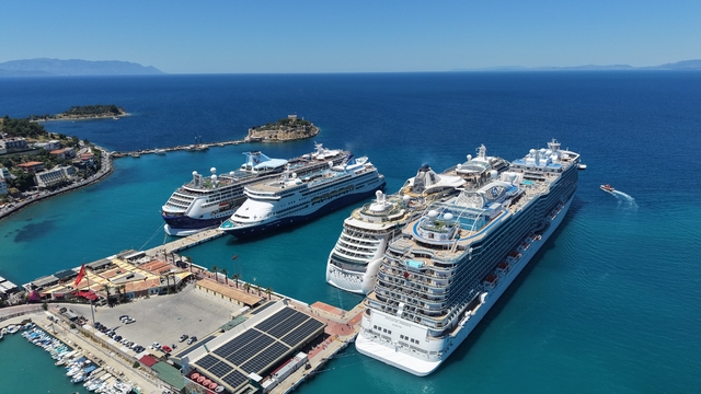 Kuşadası'na 4 kruvaziyer ile 9 bin turist geldi