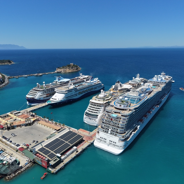 Kuşadası'na 4 kruvaziyer ile 9 bin turist geldi