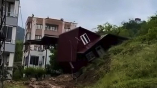 Osmaniye'de toprak kayması: Prefabrik ev devrildi, traktör göçük altında kaldı