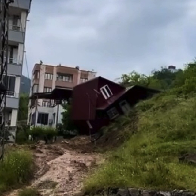 Osmaniye'de toprak kayması: Prefabrik ev devrildi, traktör göçük altında ka...