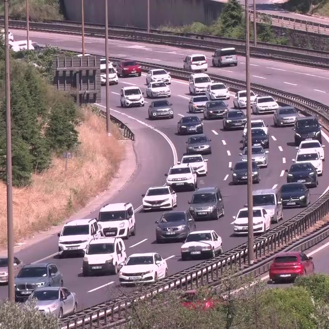 Kocaeli TEM Otoyolu'nda kilometrelerce araç kuyruğu oluştu