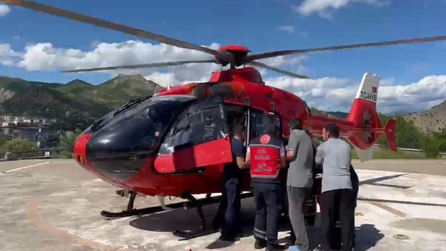 Ayı saldırısında yaralandı, ambulans helikopterle hastaneye ulaştırıldı